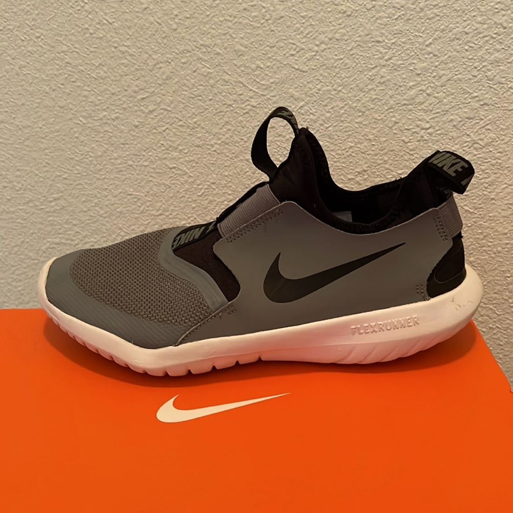 Grey Nike Flex Runner (GS) 6Y